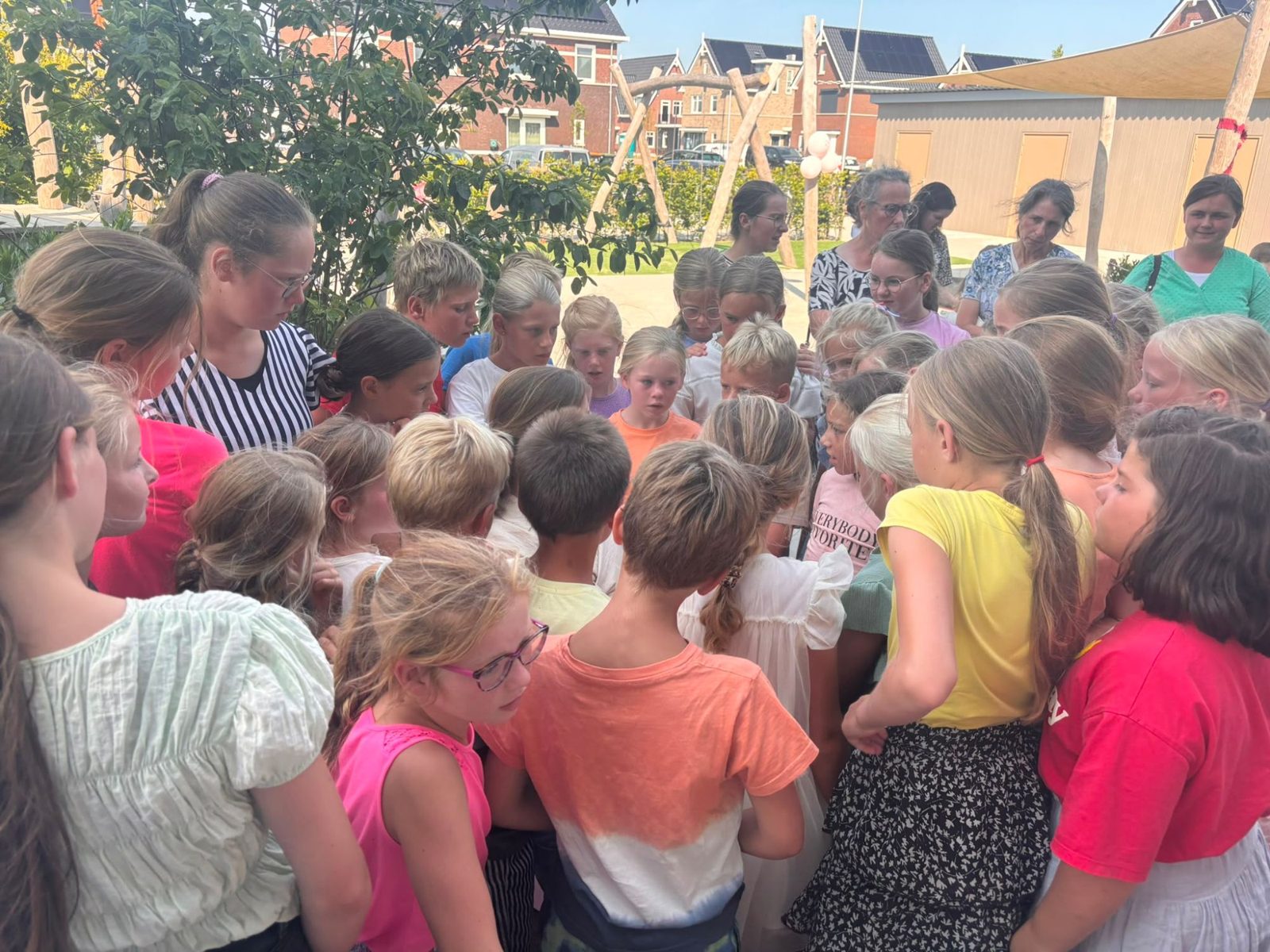 Samen op het schoolplein van de Eben-Haëzerschool