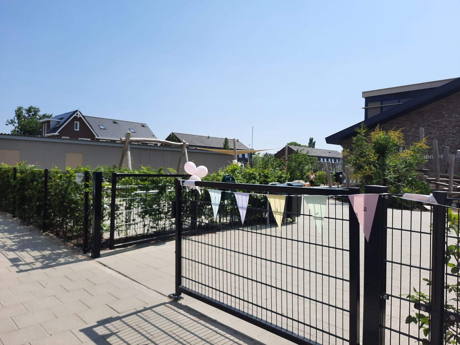 Vlaggetjes met muzieknoten bij de Eben-Haëzerschool